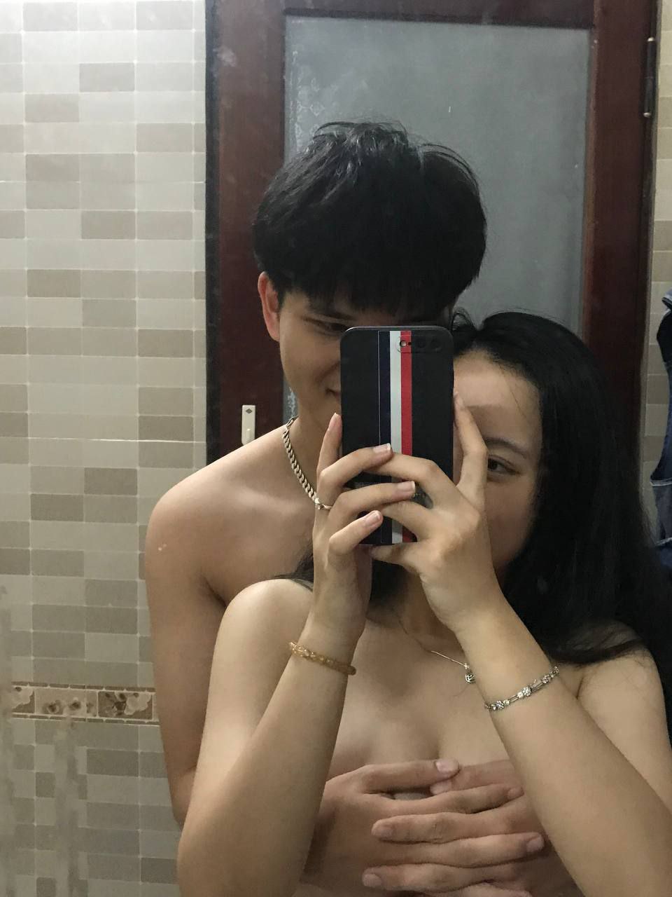 Con gái phục vụ cho chủ nợ giúp má chi trả khoản nợ nhà