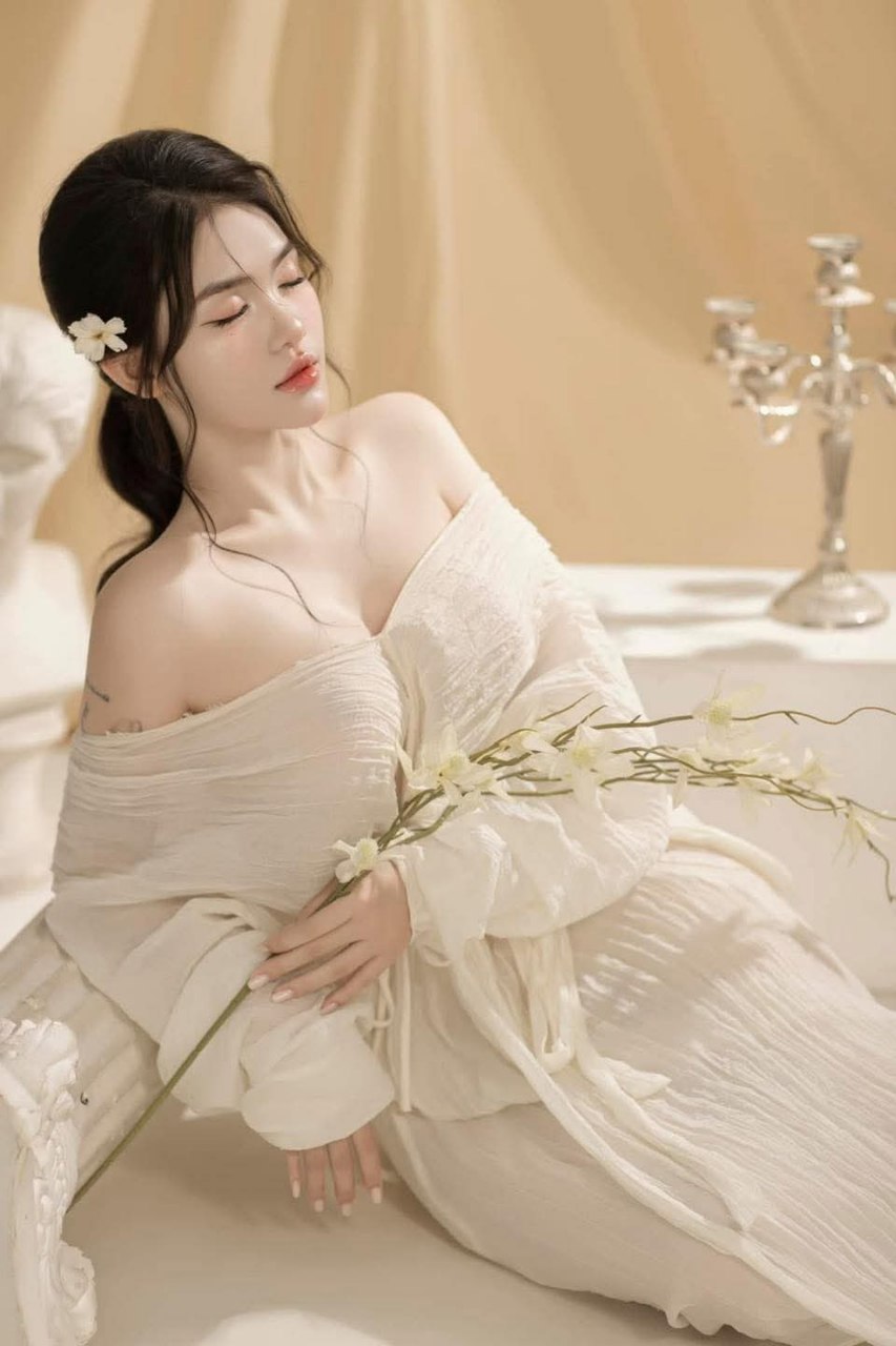 Ông chồng ham công việc để Người vợ cắm trại một mình với những người cạnh nhà khu phố